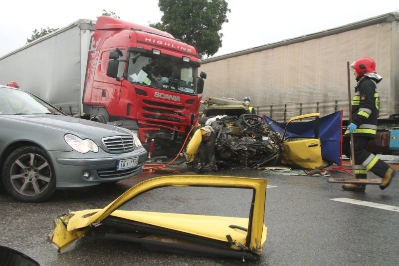 Na prostym odcinku trasy numer 74 w pobliżu węzła drogowego...