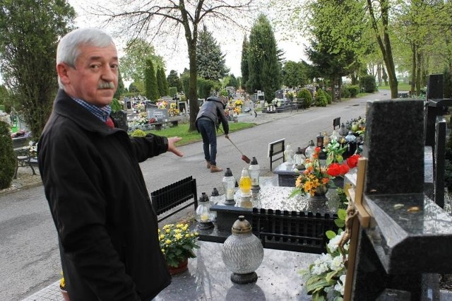 Ryszard Wirga z Zarządu Nieruchomości Miejskich w Brzegu nadzoruje pracę kilkunastu osób odpracowujących czynsz sprzątaniem cmentarnych alejek.