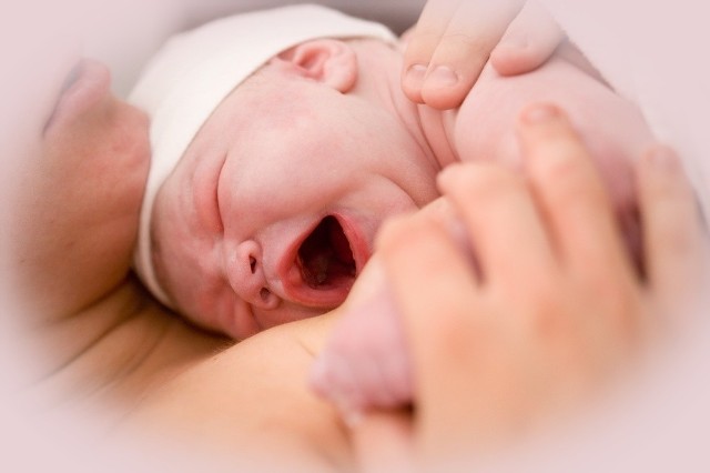 Kobiecy organizm przez pierwsze tygodnie po porodzie wchodzi w okres tzw. połogu, w którego trakcie dochodzi do szeregu zmian fizjologicznych. Na co powinno się przygotować?