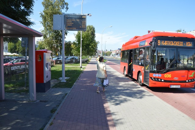 Przystanek przy Alejach Jana Pawła II z wiatą, biletomatem i wyświetlaną informacją pasażerską z rzeczywistym przyjazdem