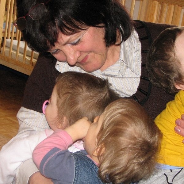 Dyrektor Zofia Głogowska i kilkulatki z Domu Dziecka oczekujący na rodzinę zastępczą
