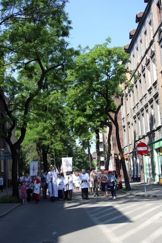 Boże Ciało 2014 w Zabrzu: procesja z kościoła św.Anny w...