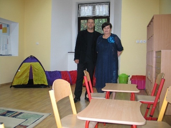 - Klasy w naszych szkołach i przedszkolu są kolorowe i nowocześnie wyposażone &#8211; mówią Wiesława Januszczyk i Bartłomiej Marczyk.