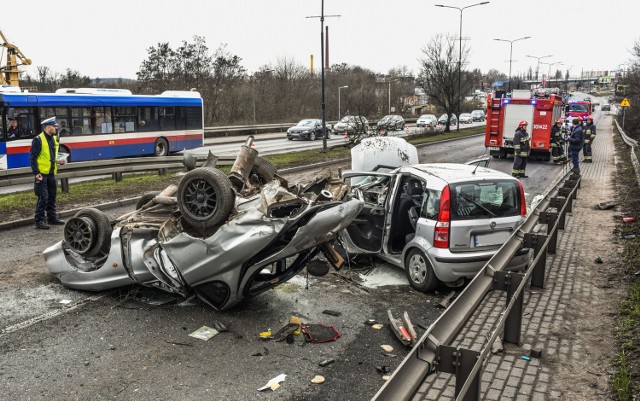 Również w sobotę w Bydgoszczy doszło do wypadku na Wiaduktach Warszawskich. Kierujący autem marki Hyundai skręcił na pas zieleni dzielący jezdnię, przeciął go i zderzył się z fiatem panda jadącym w kierunku centrum miasta. Poszkodowane zostały trzy osoby podróżujące fiatem panda, wśród nich 10-letnie dziecko.