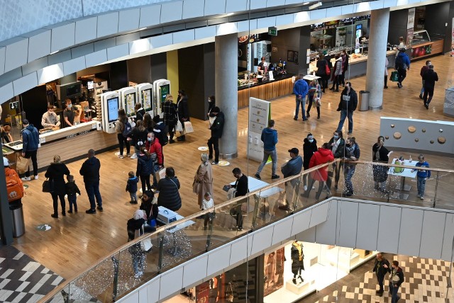 Po kilkutygodniowym zawieszeniu działalności galerii handlowych, w sobotę, 28 listopada, centra w końcu znowu zostały otwarte. Odwiedziliśmy Galerię Korona w Kielcach. Okazuje się, że klienci byli stęsknieni i wielu pojawiło się na zakupach.Więcej zdjęć na kolejnych slajdach. W związku z obowiązującymi limitami klientów w poszczególnych sklepach, kolejki pojawiły się zwłaszcza pod takimi markami jak Pepco, Action czy Dealz. Sklepami odzieżowymi zainteresowanych było mniej, dlatego można tam było wejść od razu. Klienci przestrzegali obowiązujących zasad bezpieczeństwa i mieli zasłonięte usta oraz nos. Zachowywali też należyty odstęp.