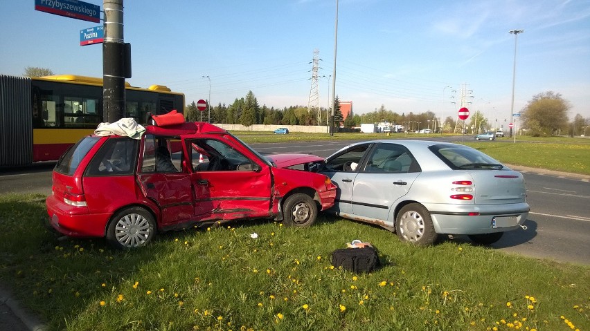 Wypadek na rondzie Sybiraków. Zderzenie suzuki z fiatem [ZDJĘCIA]