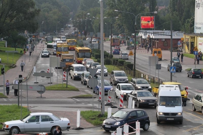 Około godziny 7,30 z kierunku wschodniego ruch zatrzymywał...