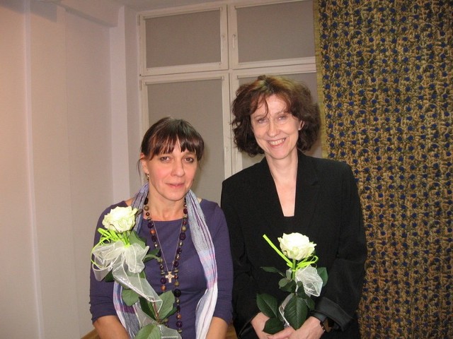 Obie panie są profesorami w swoich uczelniach. Hanna Wojdała- Markowska (z lewej)  jest profesorem Politechniki Radomskiej, Małgorzata Siwek -  profesorem zwyczajnym na Akademii Sztuk Pięknych w Łodzi.