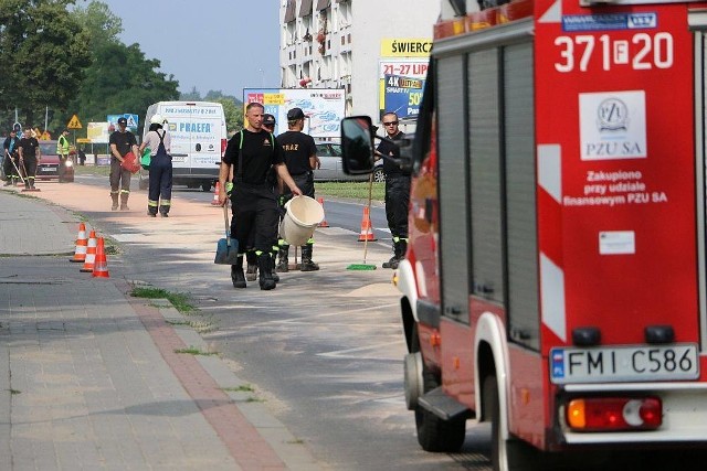 Strażacy usuwają smugę oleju na ul. Zachodniej i Wojska Polskiego w Międzyrzeczu.Wyciek zauważono około godz. 8.00. Smuga ma kilkaset metrów. Ciągnie się od stacji paliwowej Neo przy ul. Zachodniej, aż do marketu Biedronka na ul. Wojska Polskiego. Międzyrzeccy strażacy usuwają ją za pomocą specjalnego sorbetu. Kierowcy muszą się liczyć z utrudnieniami.Ruch na tym odcinku odbywa się wahadłowo. Kierują nim funkcjonariusze policji oraz Inspekcji Transportu Drogowego.