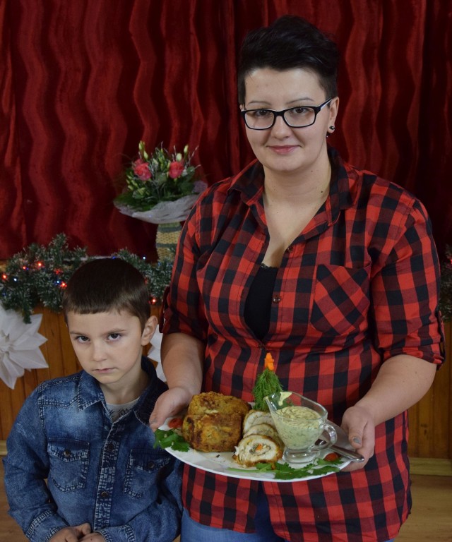 Ewa Czyżykowska prezentuje nagrodzoną w konkursie potrawę wigilijną z ryb. Na zdjęciu z synkiem Frankiem.