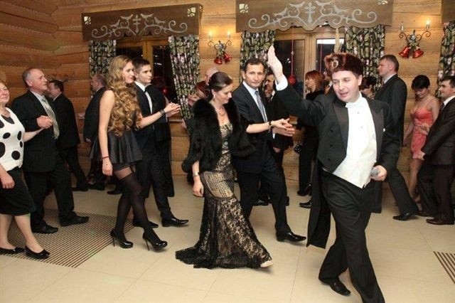 Rozpoczynającego bal poloneza poprowadził wodzirej, a w pierwszej parze tańczyli właściciele Barbara i Wojciech Mądzkowie.