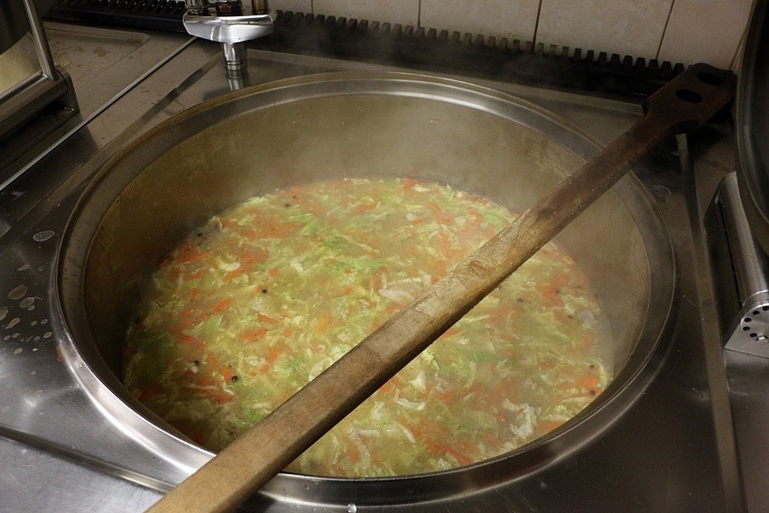 Fundacja Antoni codziennie przygotowuje gorące zupy dla...
