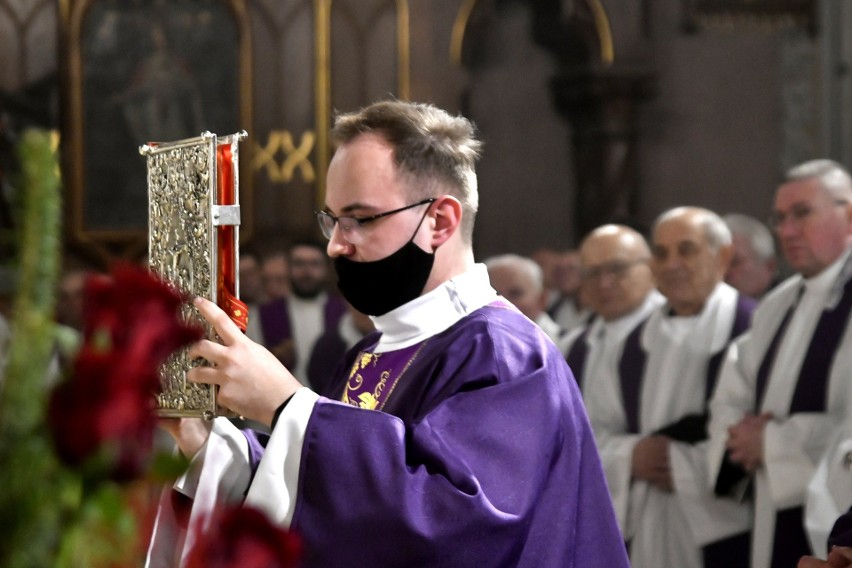 W radomskiej katedrze odprawiono żałobną mszę świętą w intencji świętej pamięci biskupa Adama Odzimka. Zobaczcie zdjęcia