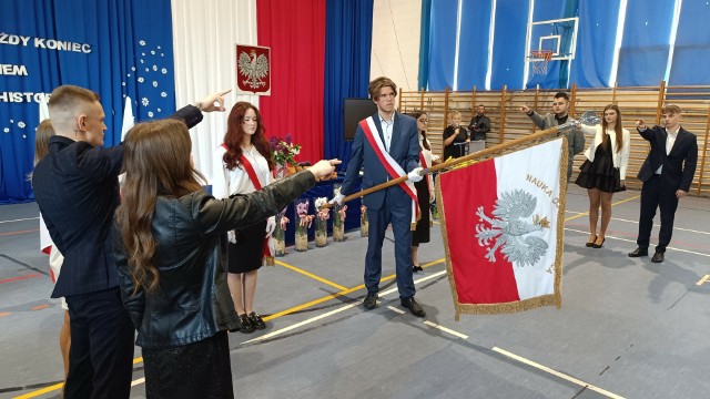 W piątek 26 kwietnia maturzyści z Zespołu Szkół w Jasieńcu w powiecie grójeckim, mieli zakończenie roku szkolnego.