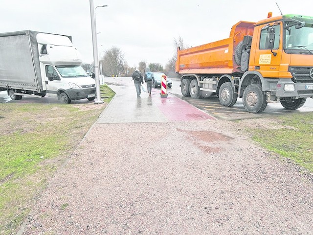 Brakujące  odcinki w rejonie aquaparku  zostaną dokończone - jak dobrze pójdzie - w tym roku, przy okazji montażu na skrzyżowaniu Rolna - Gdańska sygnalizacji świetlnej