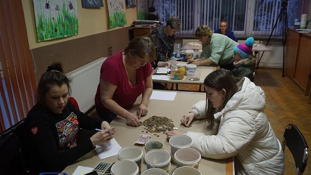 W domu kultury w Łasinie policzono pieniądze zebrane podczas niedzielnej kwesty. Kwota robi imponujące wrażenie. Zdjęcia z finałowej imprezy WOŚP w Łasinie >>>>