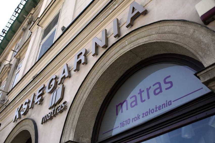Zamknięta księgarnia Matras na Rynku Głównym. Nie płacili czynszu [ZDJĘCIA]