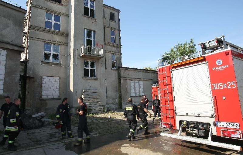 Kolejny pożar w dawnej zajezdni MPK przy ul. Dąbrowskiego [FILM]