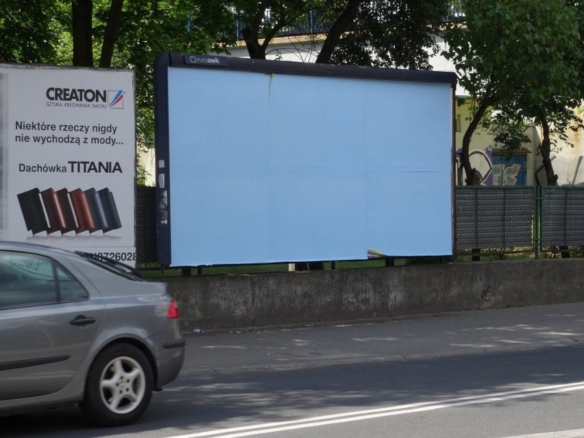 Od piątku kontrowersyjny bilbord jest zaklejony....