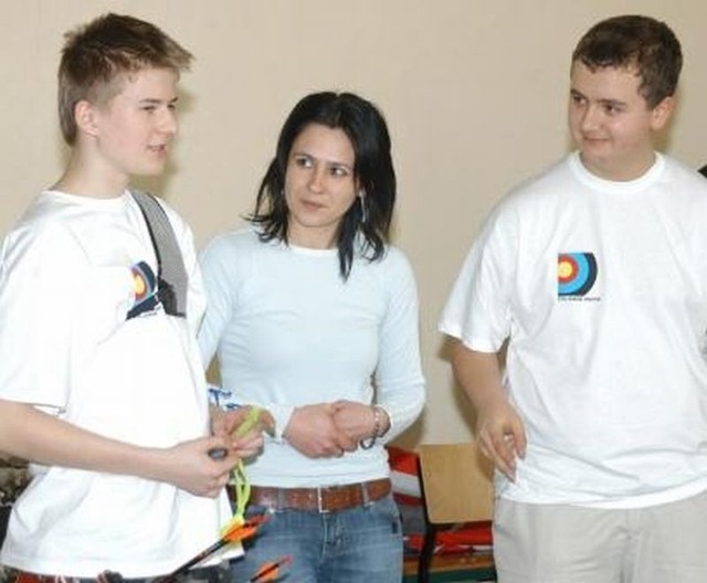 Podopieczni Renaty Grunt (w środku) wystartują w halowych mistrzostwach Polski juniorów młodszych w łucznictwie.