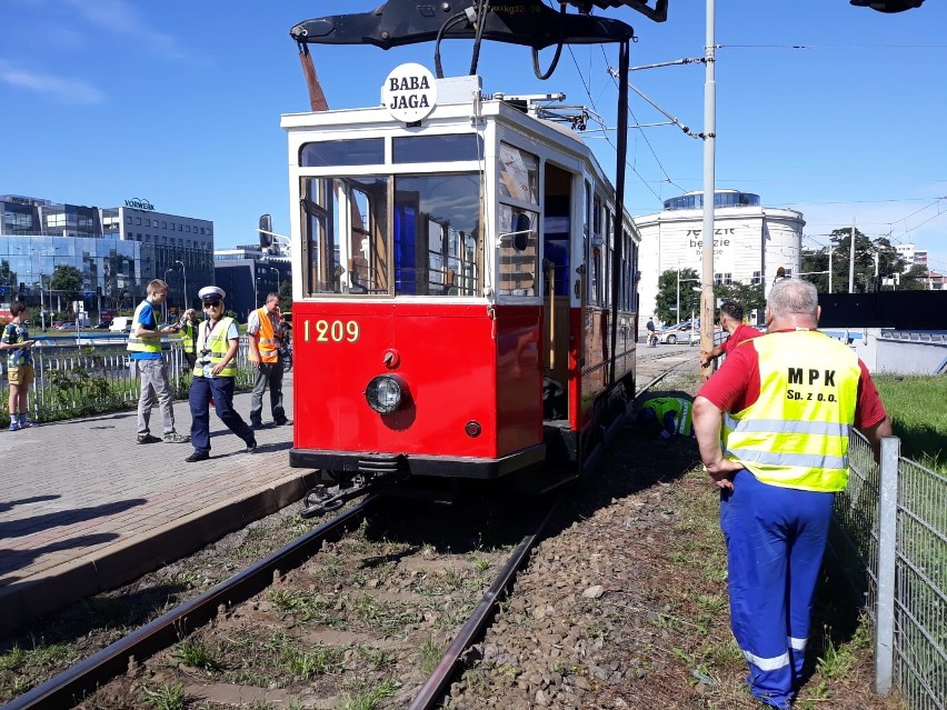 Wykolejenie zabytkowego tramwaju na pl. Strzegomskim. Potężne utrudnienia