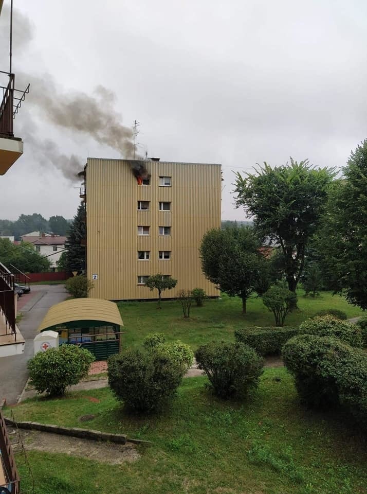 Po pożarze mieszkania w Stąporkowie. Władze gminy deklarują pomoc, a poseł chwali bohaterskiego sąsiada