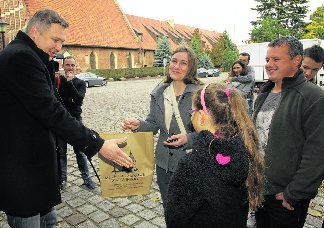 Rafał Mańkus, wicedyrektor Muzeum Zamkowego, z honorami przyjął wyjątkowych gości przed bramą muzeum