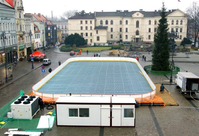 Tegoroczna zima bez sztucznego lodowiska w centrum Bydgoszczy. Pierwszym sztucznym lodowiskiem był Torbyd.  Oddany do użytku 19 grudnia 1959 roku o godz. 18.W 2004 roku budynek został zamknięty z powodu złego stanu. Od 2004 budowane tymczasowe lodowisko na Starym Rynku. Nie wszystkim to się podobało. Lodowisko zmieniło kolorystykę, a w grudniu 2011 zbudowano je na Wyżynach. 19 stycznia 2013 zawalił się dach lodowiska na Wyżynach. Nikomu nic się nie stało. Wszyscy zdążyli uciec. Od następnego roku zimą budowano lodowisko w Myślęcinku. Niestety, w tym roku jedyne czynne lodowisko będzie w Fordonie.Pierwsze lodowisko na Starym Rynku grudzień 2015 rok