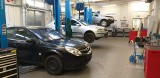 Opolska policja przekazała uczniom trzy samochody. Dzięki nim zawodu uczyć się będą przyszli mechanicy