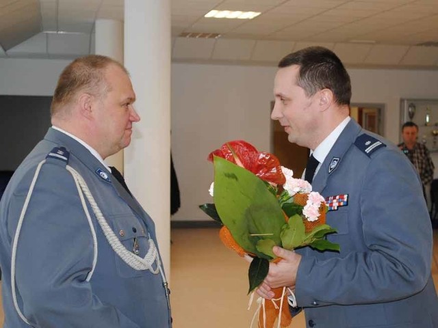 Mł. insp Marek Przybyszewski (z lewej) odbiera gratulacje od podinsp. Adama Petelskiego, zastępcy komendanta wojewódzkiego policji