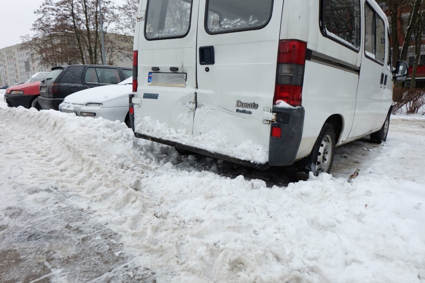 Na wypadek zareagował kierowca czerwonej taksówki jadący za...