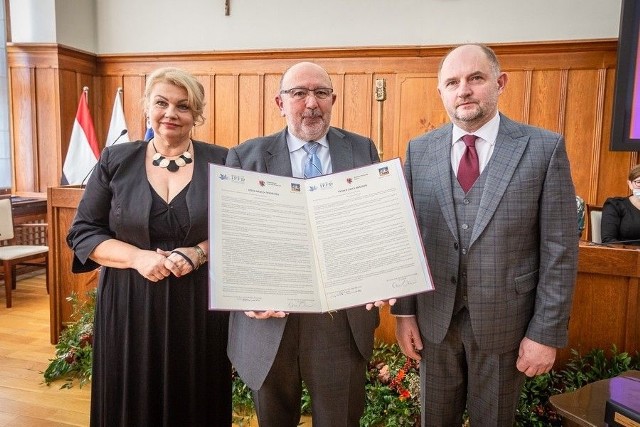 Podczas sesji sejmiku województwa podpisano Deklarację Wenecką. W uroczystości uczestniczył Ignacio Socias (w środku) - dyrektor ds. stosunków międzynarodowych Międzynarodowej Federacji na rzecz Rozwoju Rodziny