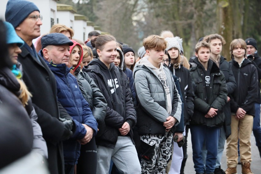 "Z miłości do Polski". Uczniowie XXIX LO w Lublinie wzięli udział w plenerowej lekcji poświęconej historii Armii Krajowej