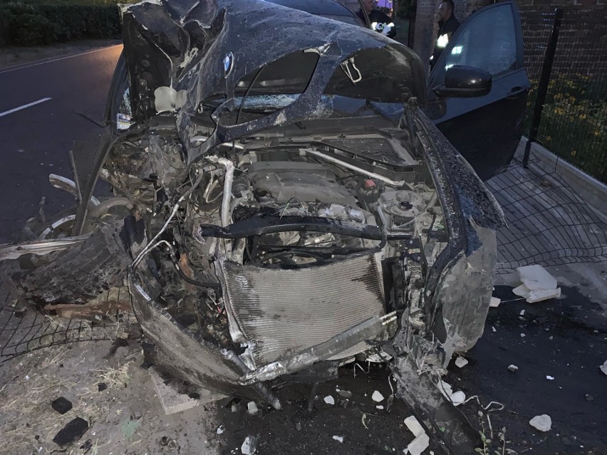 Kierowca bmw wypadł z drogi i ściął kilkanaście metrów...