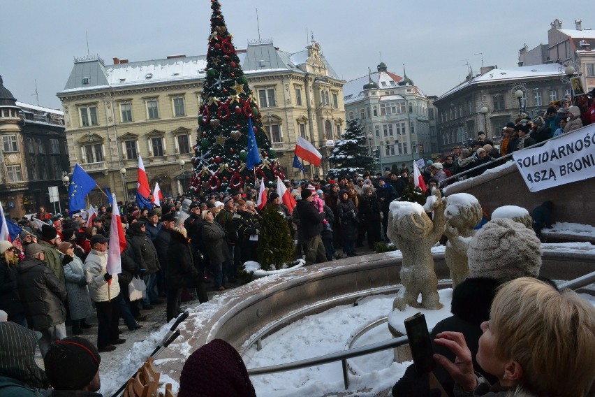 Manifestacja KOD w Bielsku-Białej. Mróz, demokracja, narodowcy i... poseł Pięta [ZDJĘCIA]