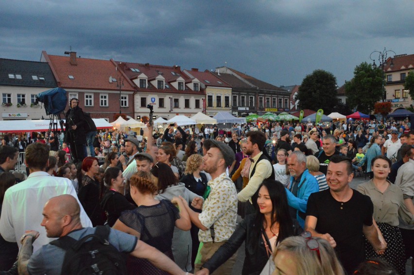 Myślenice. Publiczność wstała w krzeseł. Tak tańczono na Rynku!