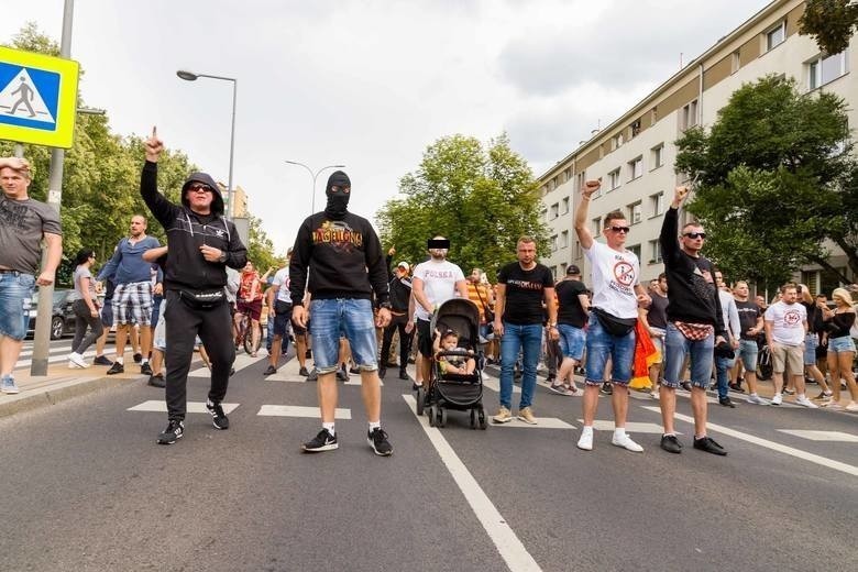 Marsz równości w Białymstoku. Prokuratura umorzyła sprawę 37-latka podejrzanego o narażenia swojego dziecka na niebezpieczeństwo (zdjęcia)