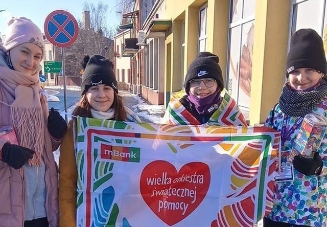 Tak wolontariusze Wielkiej Orkiestry w Kozienicach zbierali datki do puszek w ubiegłym roku.