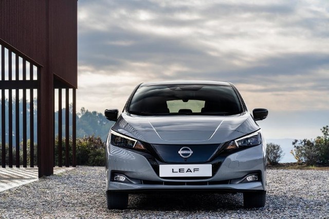 Nissan LeafNissan zaprezentował odświeżoną wersję pierwszego na świecie samochodu elektrycznego przeznaczonego dla masowego klienta. W 2022 r. kultowy LEAF zyskuje bardziej efektowną stylistykę i innowacyjne technologie.Fot. Nissan