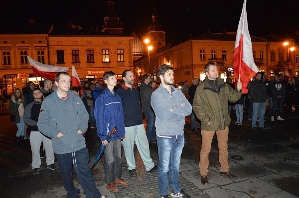 Manifestacja w Nowym Sączu. Przeciwko islamskiemu terroryzmowi [WIDEO]