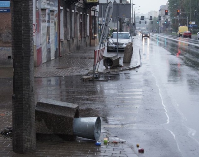 To fragment ulicy 25 Czerwca przy ulicy Dzierzkowskiej. W niedzielę rano kosze na śmieci były wywrócone.