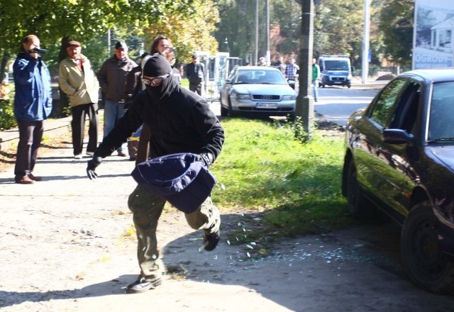 Złodziej w końcu rozbił szybę w samochodzie. 