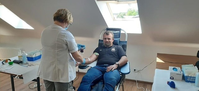 Od początku czerwca w całym regionie odbyło się 14 zbiórek krwi, podczas których udało się zebrać ponad 100 litrów. Tu podczas akcji w Gniewoszowie koło Kozienic.