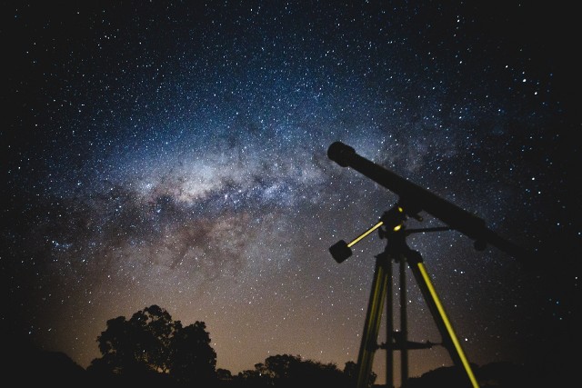 Sierpień to miesiąc, który oferuje wyjątkowy spektakl z rojem meteorów zwanych Perseidami.