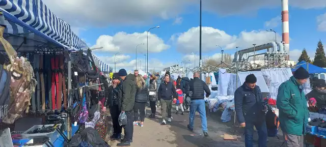 Niedzielne promienie słońca przyciągnęły na giełdę samochodową na ul. Puszkina sporo klientów. Kupujący tradycyjnie zatrzymywali się przy stoiskach z artykułami spożywczymi, perfumami, bielizną, biżuterią. Panie chętnie oglądały wiosenne ubrania, a panowie dopytywali o akcesoria samochodowe i... pistolety na śrut. ZOBACZ NA ZDJĘCIACH, CO MOŻNA BYŁO KUPIĆ