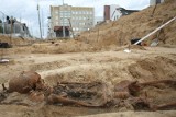 Archeolodzy odkryli pierwsze groby na Rynku Siennym (zdjęcia)