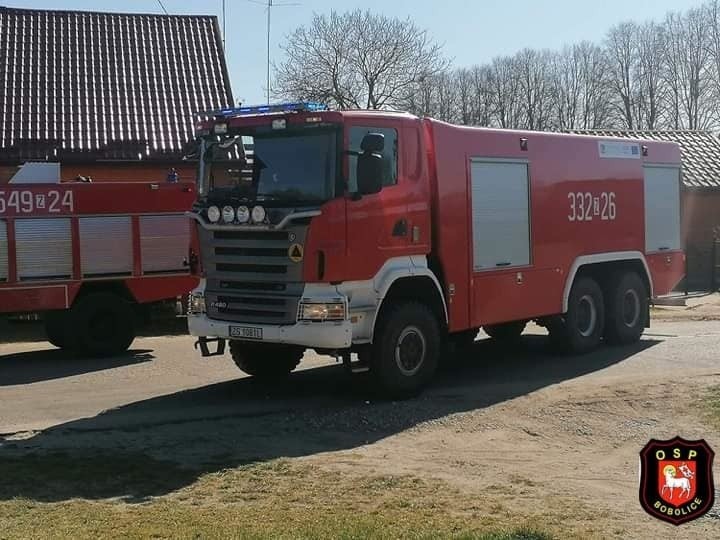 Pożar poddasza budynku dawnej szkoły podstawowej w miejscowości Porost [ZDJĘCIA]