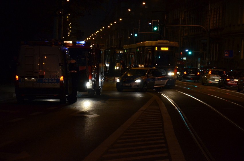 Wrocław: Wypadek na Sienkiewicza. Volkswagen zderzył się z tramwajem (ZDJĘCIA)