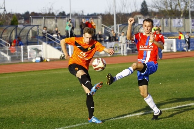 Spotkanie na szczycie Chemik Kędzierzyn-Koźle - Małapanew Ozimek zakończyło się remisem 1-1. O piłkę walczy obrońca kędzierzynian Łukasz Jaciuk (z prawej) i ofensywny pomocnik Małejpanwi Błażej Gajos.