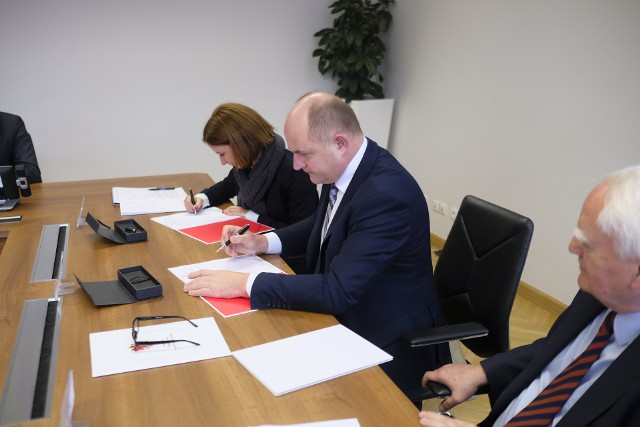 We wtorek 5 listopada w Urzędzie Marszałkowskim w Toruniu podpisano umowę między województwem kujawsko-pomorskim i firmą PwC na wykonanie zadań w ramach projektu wspierającego rozwój lokalnej przedsiębiorczości naszego regionu